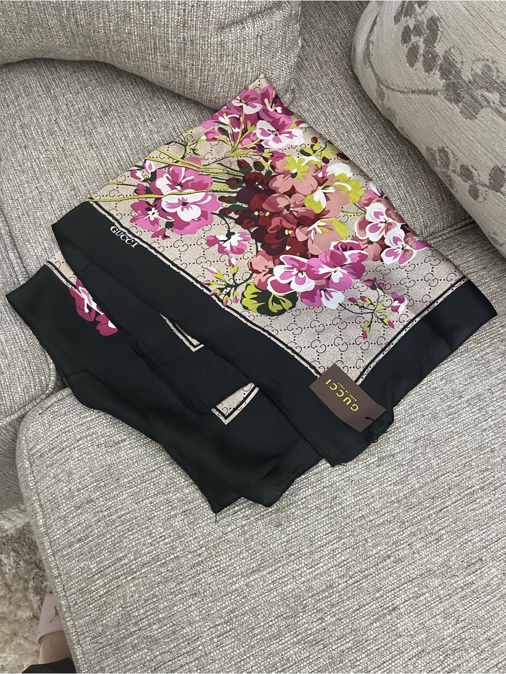 Gucci Beige Monogram Silk Scarf with Pink Floral and Black Border - Picture 4 of 4
